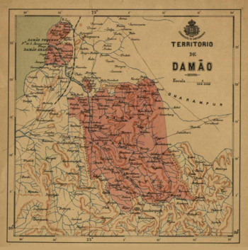 Vieille carte à grande échelle de l'Inde, représentant les enclaves portugaises de Daman, Drada et Nagar Haveli. Daman est sur la côte, Dadra est une minuscule enclave située plus au Sud dans les terres et Nagar Haveli est une plus grande enclave, au Sud de Drada. C'est la plus grande des trois possessions.