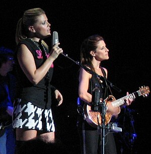English: Natalie Maines and Emily Robison of t...
