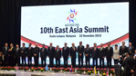 Групповое фото с главами делегаций на 10-м саммите Восточной Азии.png
