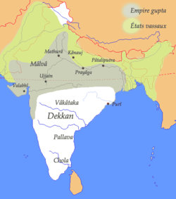 Empayar Gupta pada takat yang terbesar (kelabu), serta negeri-negeri lindungannya (hijau).