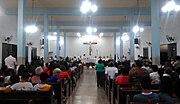 Interior da Igreja São Pedro durante missa.