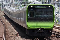 2015年から使用されているE235系電車 （2018年 田端駅 - 駒込駅間）
