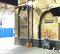 La Estación de Kings Cross con el letrero alusivo a la plataforma 9¾, única vía de acceso al Expreso de Hogwarts.