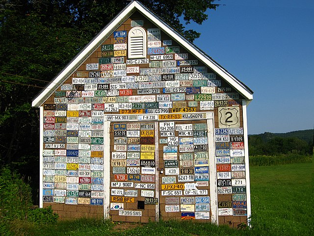 אוסף לוחיות רישוי על קיר בקתה בנובה סקוטיה שבקנדה.