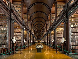 رواقٌ في الغُرفة الطويلة، وهي إحدى غُرف مكتبة كُليَّة الثالوث في مدينة دبلن الإيرلنديَّة، وتظهر الرُفُوف العديدة وعليها صُفُوفٌ من الكُتُب القيِّمة