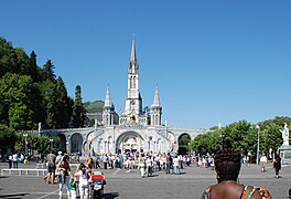 Esplanade de la basilique Notre-Dame-du-Rosaire.