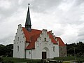 Lyngby Kirke findes 1½ km sydøst for den gamle kirkegård