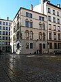 Vue de l'extrémité sud de la rue (sur la gauche), vers le sud-ouest. L'espace dallé au premier plan est le parvis de la basilique et la place de l'Abbaye-d'Ainay.