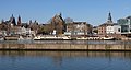 Mastrique, vista de la ciudad sobre la Mosa con dos iglesias (la Sint-Janskerk y la Augustijnenkerk) y el ayuntamiento