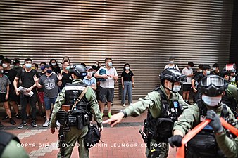 15:40 警方早前重開百德新街行人專用區，有市民經過並高呼口號，警方舉起紫旗，之後再突然拉起封鎖線截查20多名市民並進行搜身