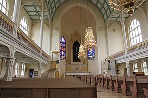 教堂内部，祭坛画《十字架上的耶稣》为佩卡·哈洛宁所作