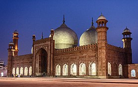 Ночной вид на мечеть Бадшахи (Королевская мечеть) .jpg