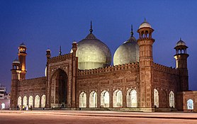 Нощен изглед на джамията Badshahi (King’s Mosque) .jpg