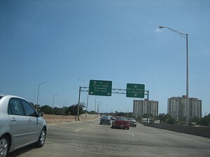 A road sign on the southbound side of PR-12 announcing the PR-133/Comercio Street exit towards Downtown Ponce (Ponce Centro)