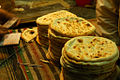 Stablar av peshawari roti, brødleivar i Pakistan.