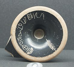 Piede di kylix attica con iscrizioni