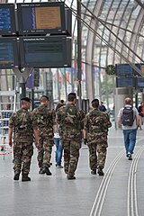 Patrouille militaire, issue du 16e Bataillon de chasseurs, dans le cadre de Vigipirate en gare de Strasbourg, août 2013.