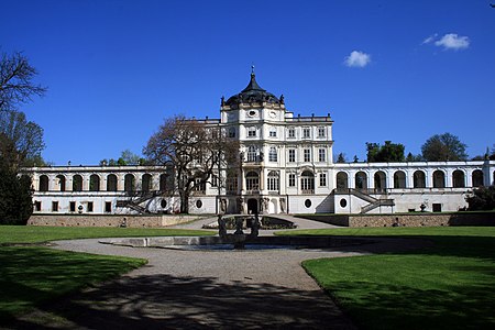 Façade du château vue du parc.