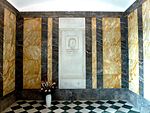 Mausoleum im RKI: Epitaph mit Reliefbild von Robert Koch. Dahinter befindet sich die Urne.