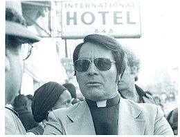 Rev. Jim Jones, 1977.jpg