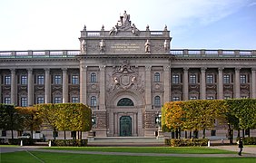 Парадний ґанок будинку парламенту з Riksvapnet, оточений левами, скульптор Густав Фредрік Норлінг.