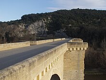 La route franchissant le pont Saint-Nicolas-de-Campagnac