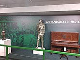 Piano usado pelo Maestro Antônio Sergi para compor o hino do Palmeiras em exposição na sala de troféus do clube no estádio Allianz Parque