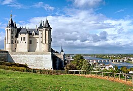 Vue du château surplombant le village et la Loire à l'arrière-plan.