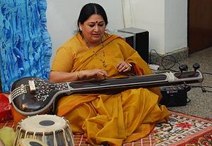 Shubha Mudgal playing hte tanpura