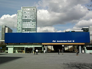 Eingang des Bahnhofs am Gustav Mahlerplein (2012)