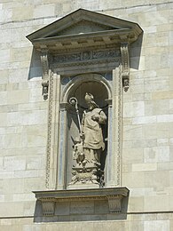 אוגוסטינוס הקדוש, אחד הפסלים הממוקמים בחזית הבזיליקה