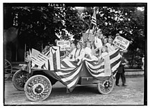 Suffragists in parade Suffragists in parade LCCN2014692940.jpg