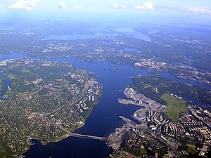 Lidingö från luften. Lidingö är landmassan till vänster. I mitten syns Lilla värtan med Lidingöbron och till höger Östermalm, Stockholm.