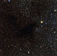 Тамна маглина LDN 483 се налази на удаљености од око 700 светлосних година у сазвежђу Змија.[13]