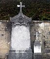 Tombe d'Antoine Magnin (caveau familial) à Beynost, où furent également enterrés Joséphine Pasteur et Léonce Magnin. À droite, la tombe de Laurence Magnin, fille d'Antoine Magnin, morte en bas-âge en 1888.