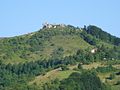 Ein breiterer Blick auf die Burg und Umgebung