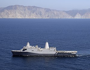 USS Somerset пересекает Тихий океан. (28580101294) .jpg