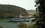 Intian laivaston alus navigoimassa sisäsatamaan johtavassa kanavassa.