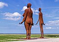 18. Egy telt nő és egy vékony nő szobra a tengerparton (Holwert, Frízföld, Hollandia) (javítás)/(csere)