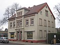Wohnhaus in offener Bebauung (ehemalige Apotheke von Schönau)