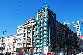 Le bâtiment situé au 13 avenue de l'Océan est un exemple de reconstruction de l'héritage du modernisme soviétique selon les modèles de l'historicisme postmoderne.