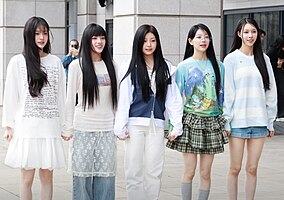 Illit di tahun 2024 Kiri–Kanan: Minju, Iroha, Wonhee, Moka, dan Yunah