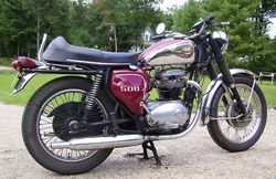 Motocicleta modelo BSA A50 (1969).