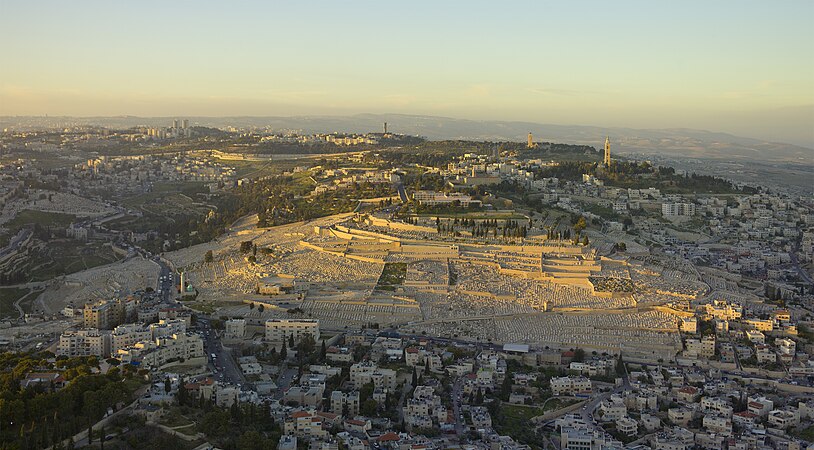 图为耶路撒冷橄榄山日落的航拍照片。据说耶稣在此复活后四十天升入了天堂。