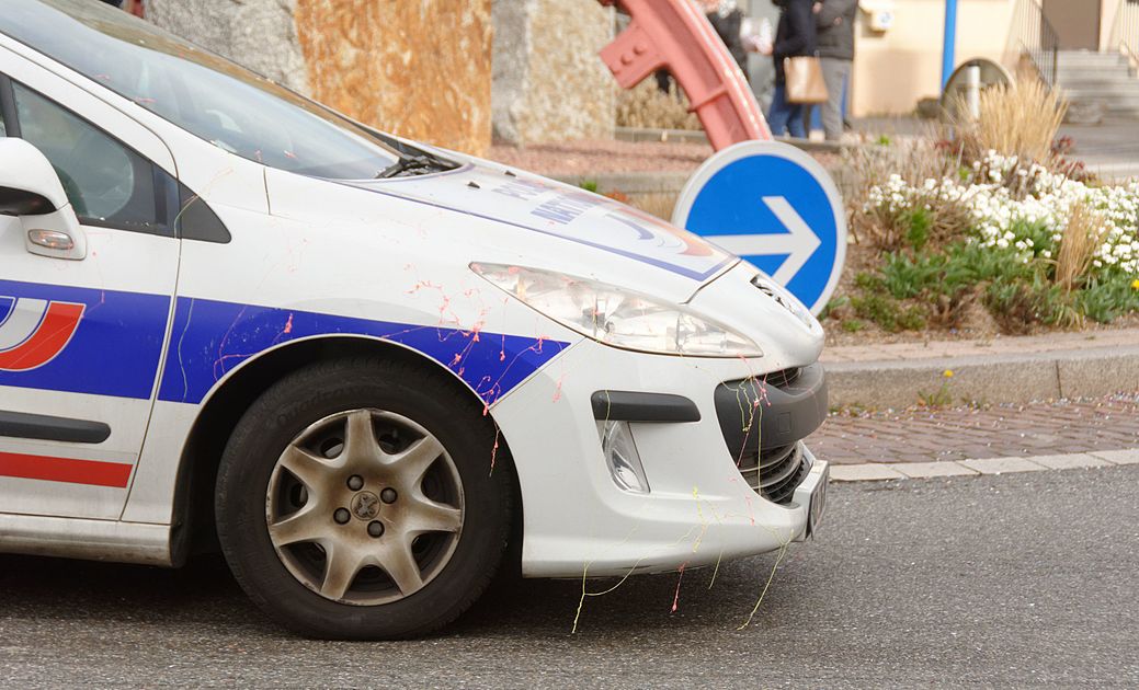 Voiture de police couverte de "spaguettis de carnaval".