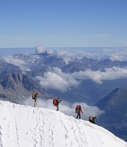 Alpinistes, quittant la station du sommet de l'Aiguille du Midi, dans la chaîne des Alpes (définition réelle 2 592 × 2 978)