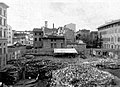 Veduta del palazzo nello sfondo a sinistra, dopo la demolizione del Ghetto
