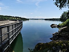 Le lac de Pareloup vu depuis la rive sud du barrage.