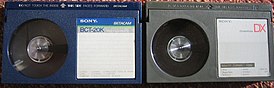 Слева — кассета профессионального формата Betacam, заменившего собой формат Betamax (справа)