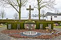 Hochkreuz und Pfarrergrab auf dem Friedhof